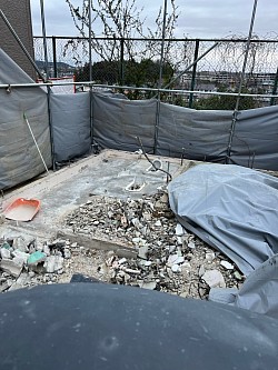 奈良　小学校屋外トイレ解体
